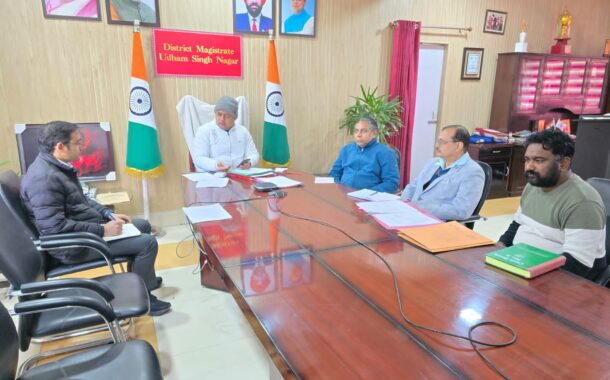 जनस्वास्थ्य सर्वोच्च प्राथमिकता, अस्पतालों में सभी सुविधाएं सुनिश्चित हों: डीएम