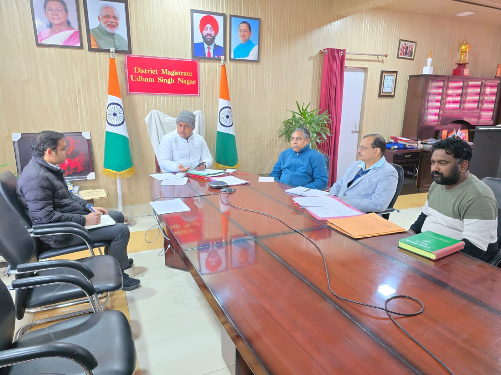 जनस्वास्थ्य सर्वोच्च प्राथमिकता, अस्पतालों में सभी सुविधाएं सुनिश्चित हों: डीएम