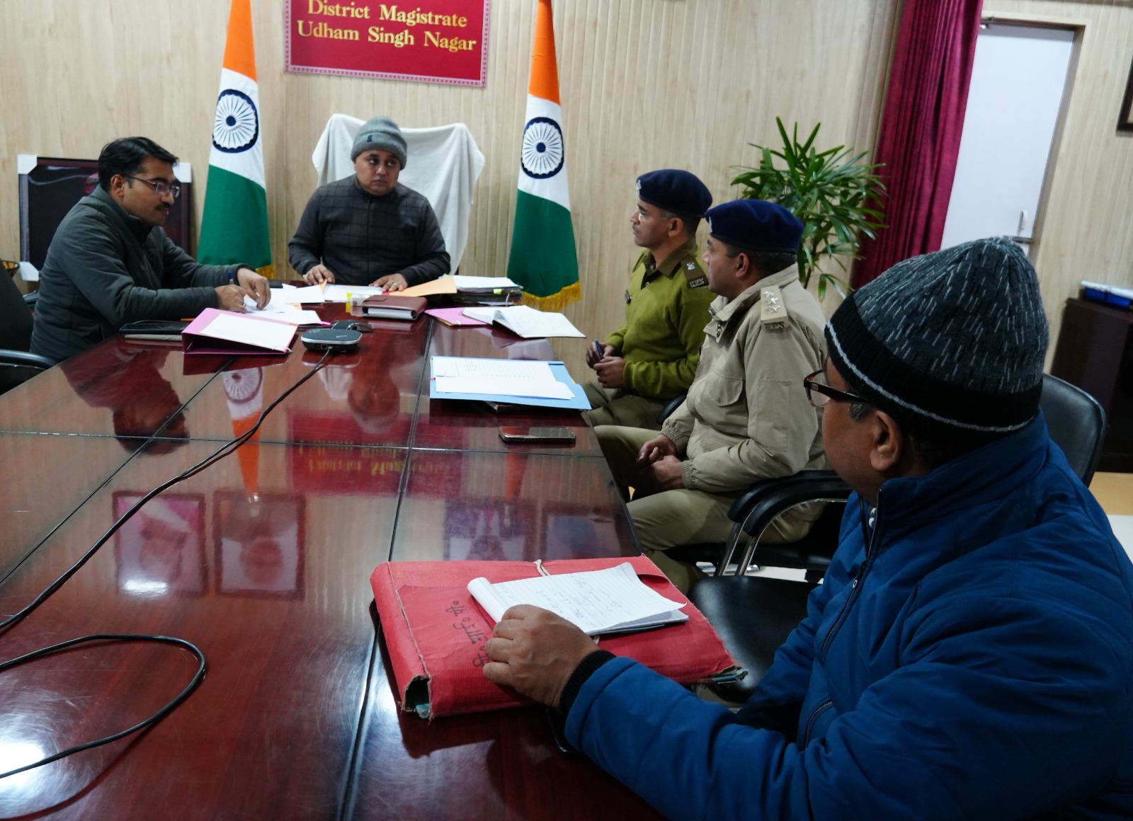 दो से अधिक शस्त्र रखने वालों पर सख्ती  एक सप्ताह में शस्त्र जमा न करने पर होगी कार्रवाई : जिलाधिकारी