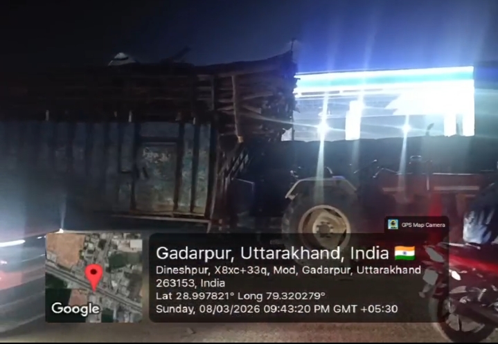 BIG NEWS: तराई के जंगलों से रात में निकल रहीं लकड़ी की ट्रॉलियां, DFO साहब जवाब दो—किसके आदेश से उत्तराखंड से उत्तर प्रदेश पहुंच रही लकड़ी